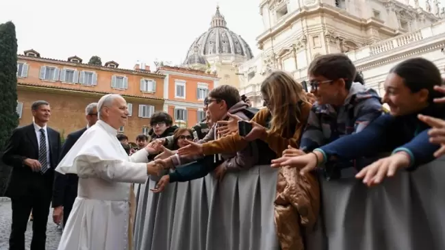El Papa León XIV interpela sin remilgos a los jóvenes: "Vivir sin fe no es vivir, sino ir tirando"