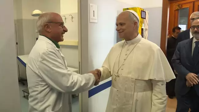 "Aqu se atiende al que no tiene nada". Len XIV reimpulsa la Clnica mdica creada por el Papa Francisco