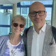 Krystyna Borowczyk y su amigo Milosz Greszta.