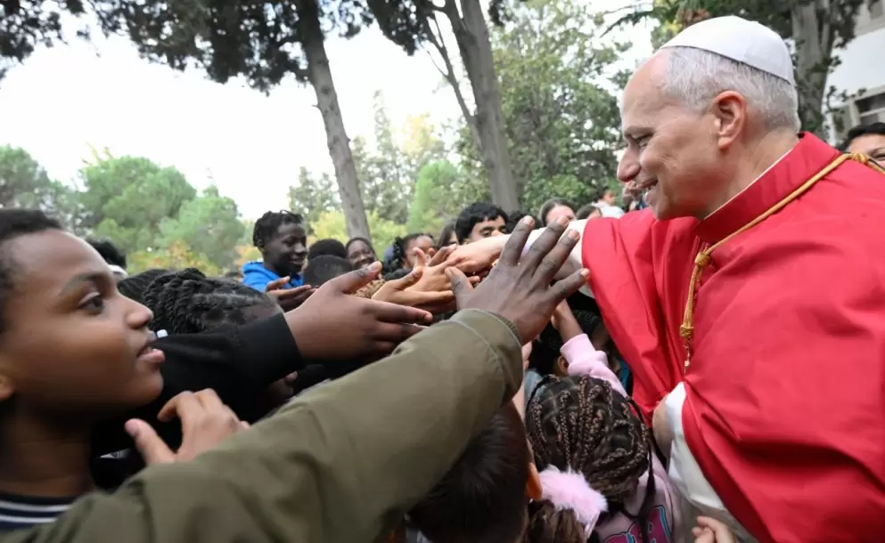 El Papa saluda a los presentes fuera de la Catedral del Espritu Santo de Estambul.