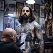 "As� conoc� a Dios". El video viral de ReneZZ, el influencer espa�ol de los tatuajes
