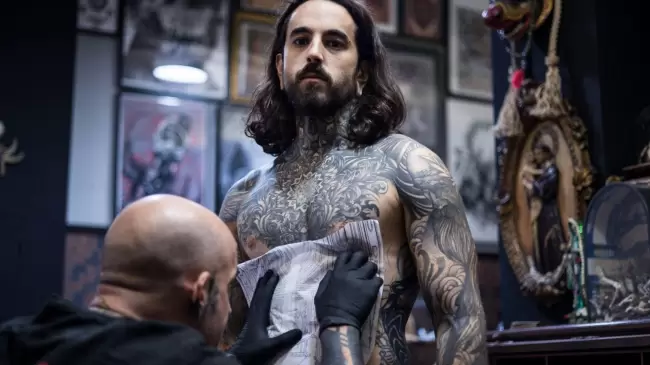 "As conoc a Dios". El video viral de ReneZZ, el influencer espaol de los tatuajes