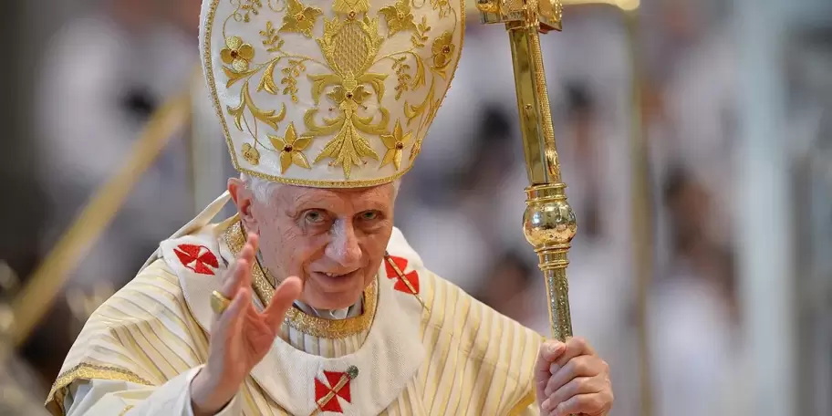 papa benedicto xvi baculo