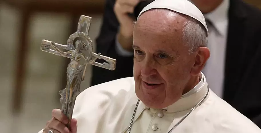 papa-francisco-crucifijo