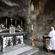 El Papa reza el Rosario por la paz y se le unen los santuarios marianos del mundo