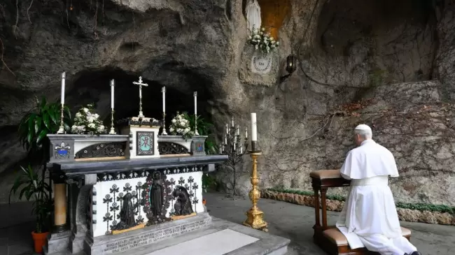 El Papa reza el Rosario por la paz y se le unen los santuarios marianos del mundo