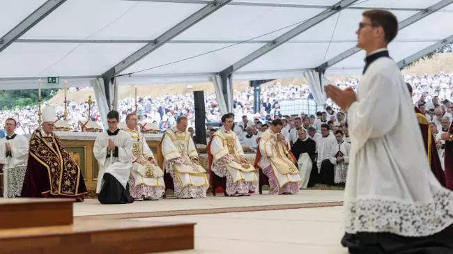 La ceremonia en Ec�ne para la consagraci�n episcopal de cuatro nuevos obispos sin mandato pontificio.