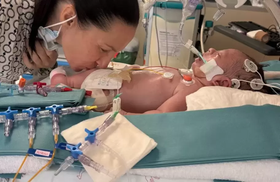 Iñigo con mamá. Imagen gentileza de sus padres.
