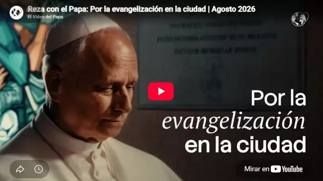 reza con el papa