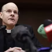 Stephen Rossetti contin�a como sacerdote y exorcista