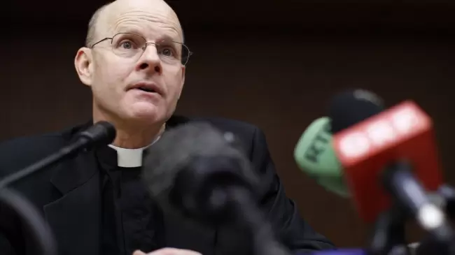 Stephen Rossetti contin�a como sacerdote y exorcista
