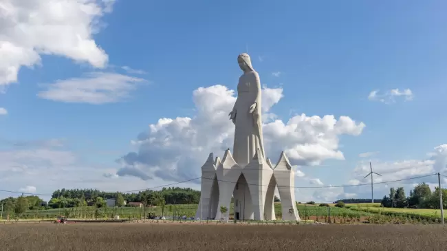 La arrogancia en torno a las estatuas