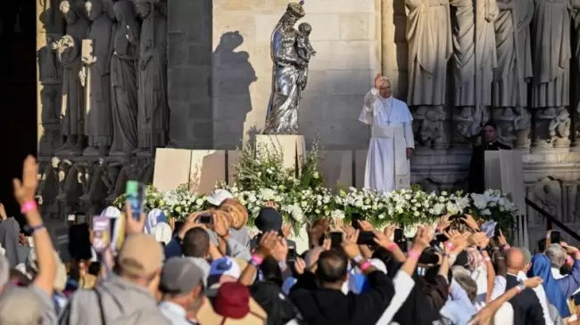 "Sin oraci�n, no amaremos a Dios con amor": La dulce y f�rrea verdad proclamada por el Papa Le�n XIV desde la Catedral de Notre-Dame