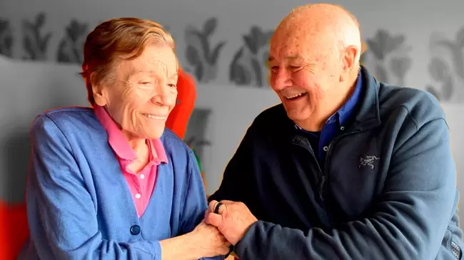C�mo logr� un anciano acompa�ar hasta el final de la vida a su esposa con Alzheimer