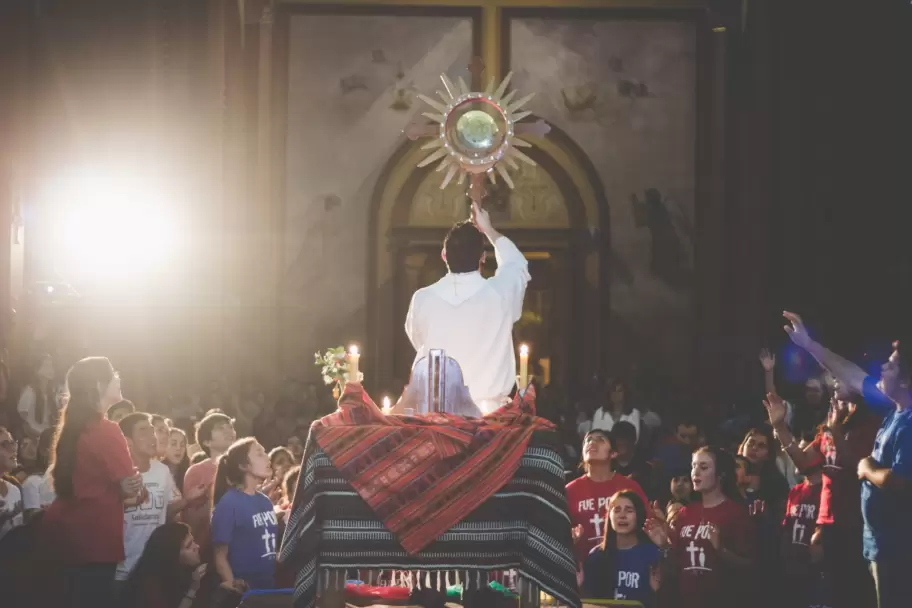 adolescentes adorando